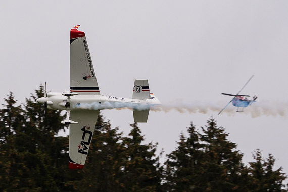 Red Bull Air Race 2016 Spielberg Foto Markus Dobrozemsky BO 105 Flying Bulls im Hintergrund