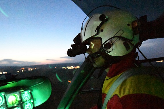 Pilot mit angelegtem Nachtsichtgerät (NVG) im Cockpit von Christophorus 2 während eines Übungsfluges. Pilot mit angelegtem Nachtsichtgerät (NVG) im Cockpit von Christophorus 2 während eines Übungsfluges.