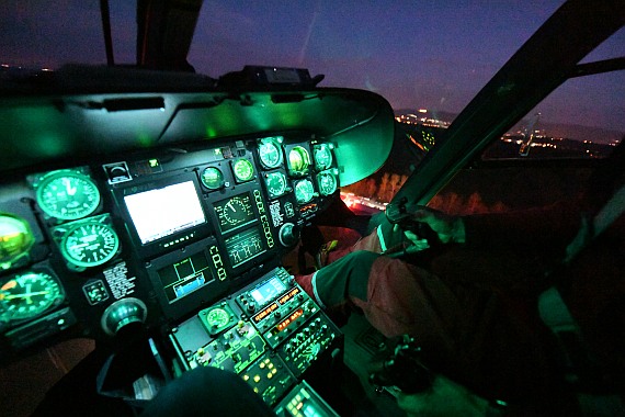 Blick in das nächtliche Cockpit eines ÖAMTC-Hubschraubers - Foto: Huber / Austrian Wings Media Crew