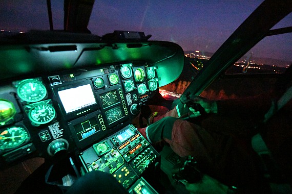 Blick in das nächtliche Cockpit eines ÖAMTC-Hubschraubers - Foto: Huber / Austrian Wings Media Crew Blick in das nächtliche Cockpit eines ÖAMTC-Hubschraubers - Foto: Huber / Austrian Wings Media Crew