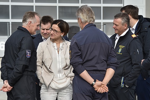 Johanna Mikl-Leitner im Gespräch mit Werner Senn (Leiter Flugpolizei) und einem Piloten (mit dem Rücken zur Kamera) sowie Dieter Fahrafellner (rechts), Landesfeuerwehrkommandant von Niederösterreich.