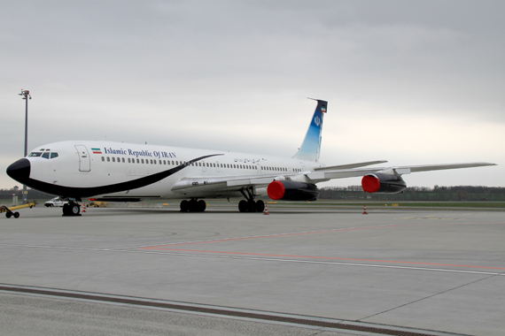 Während ihres viertägigen Aufenthaltes in Wien waren die Triebwerke der 707 sorgsam abgedeckt. Erst kurz vor dem Abflug wurden die Cover wieder entfernt.