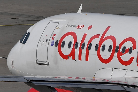 Österreichische Registrierung, Air Berlin Schriftzug und operated by NIKI-Sticker auf einem A319 von NIKI.