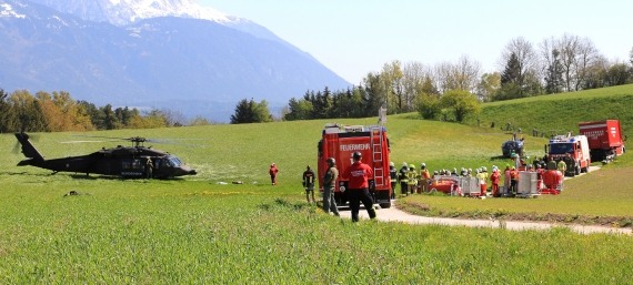 Übersicht mit Black Hawk Feuerwehr Bundesheer Black Hawk  Foto Christian Schöpf