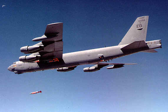 Die achtstrahlige B-52 - Foto: U. S. Air Force