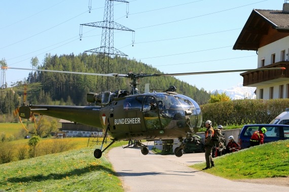 Alouette 3 bringt Hilfsmannschaften zum Autoabsturz und  zur Mure Bundesheer  Foto Christian Schöpf