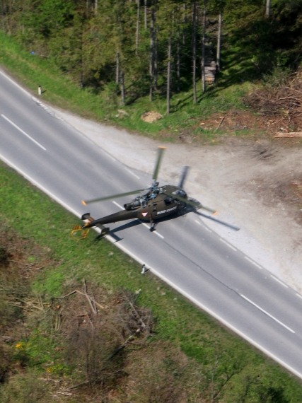 Alouette III bringt Hilfsmannschaften zum Waldbrand Bundesheer  Foto Christian Schöpf