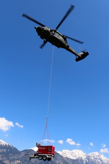 BH S70 fliegt mit Notstromaggregat zum Unglücksort Bundesheer Black Hawk Notstromaggregat Foto Christian Schöpf BH S70 fliegt mit Notstromaggregat zum Unglücksort Bundesheer Black Hawk Notstromaggregat Foto Christian Schöpf