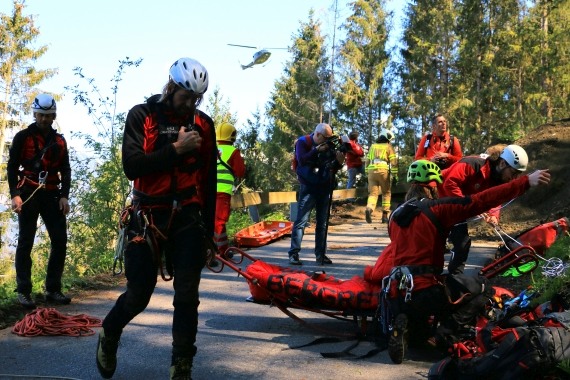 Bergrettung am abgestürzten PKW  Foto Christian Schöpf