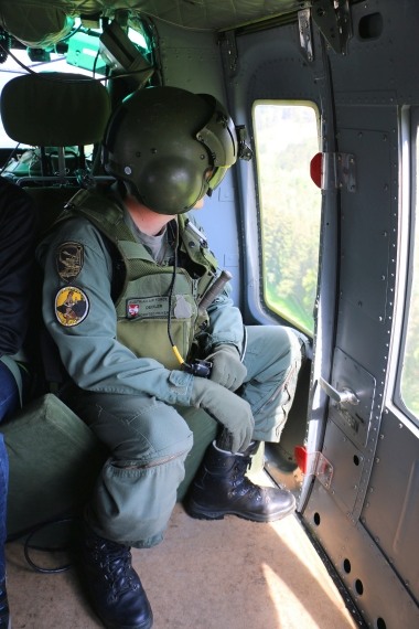 Bordtechniker auf der BH B212 beim Medienflug Bundesheer AB212  Foto Christian Schöpf