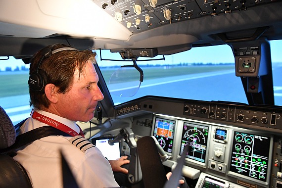 Embraer-Flottenchef Rudolf Buchsteiner: "Der moderne Simulator erfüllt unsere Anforderungen ausgezeichnet. Wir können unsere Piloten jetzt direkt am Standort Wien effizient trainieren. Das spart Zeit und Geld."