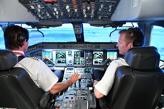 Embraer-Flottenchef Kapitän Rudolf Buchsteiner und der technische Pilot Ewald Roithner während einer Trainingssession. Roithner flog zuvor als Kapitän auf der Fokker 70/100 und ist ebenfalls ein äußerst erfahrener Flugzeugführer.