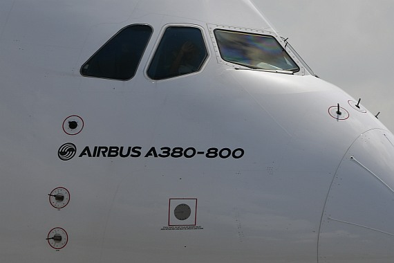 DSC_0168 Emirates Airbus A380 A6-EDV 20052016 Flughafen Wien Foto Huber Austrian Wings Media Crew winkender Pilot