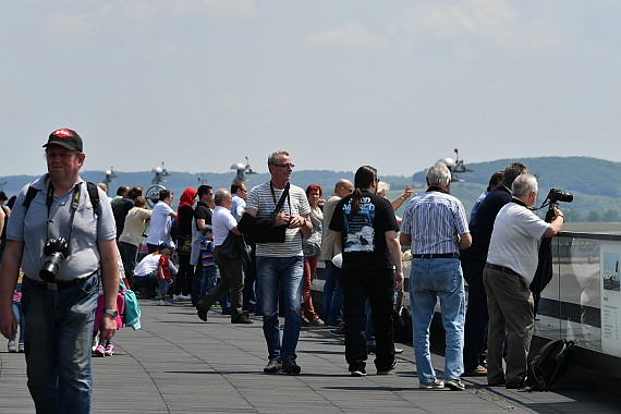 Hunderte Schaulustige bestaunten die Ankunft des A380 vom Besucherdeck aus - von 12 bis 15 Uhr war der Eintritt kostenlos.