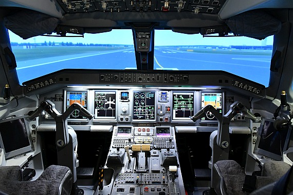 ... ist das Flightdeck des Embraer deutlich moderner und ergonomischer ausgelegt.