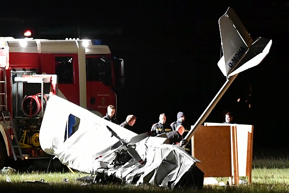 Feuerwehrleute bei der Arbeit am Wrack.