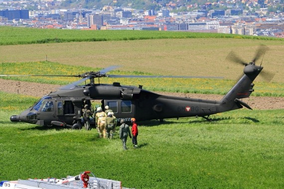 Feuerwehrleute besteigen den S70 zur Waldbrandbekämpfung Black Hawk Bundesheer Foto Christian Schöpf Feuerwehrleute besteigen den S70 zur Waldbrandbekämpfung Black Hawk Bundesheer Foto Christian Schöpf