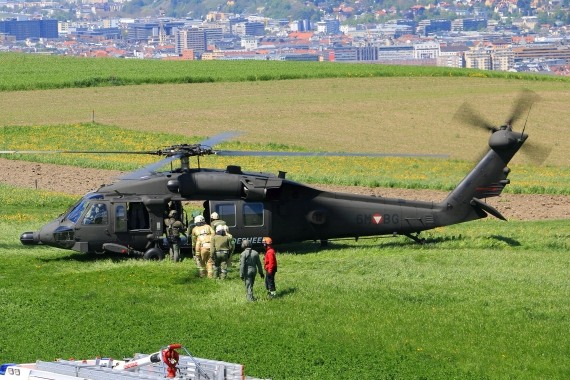 Feuerwehrleute besteigen den S70 zur  Waldbrandbekämpfung Black Hawk Bundesheer  Foto Christian Schöpf