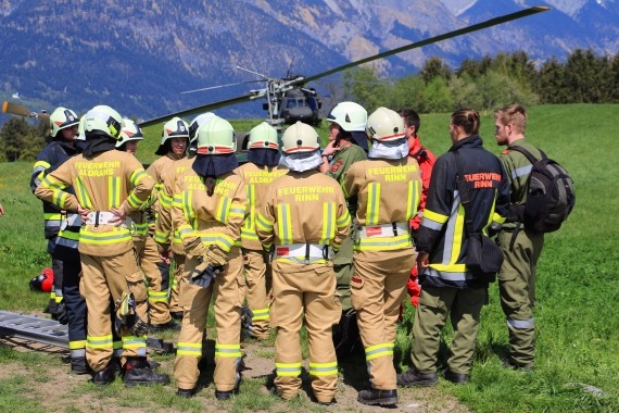Feuerwehrleute warten auf den Einsatz im Basislager Foto Christian Schöpf Feuerwehrleute warten auf den Einsatz im Basislager Foto Christian Schöpf