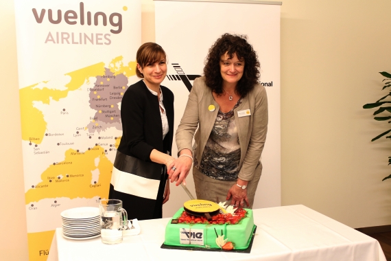 Ulla Siebke (re.) von Vueling hofft auf eine weiterhin gute Auslastung der neuen Verbindung. - Foto: K. Schlapsi / Austrian Wings Media Crew