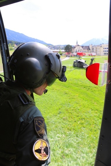 MEDIENFLUG mit der 212er Bell des Bundesheers AB 212 Bordtechniker Bordwart  Foto Christian Schöpf