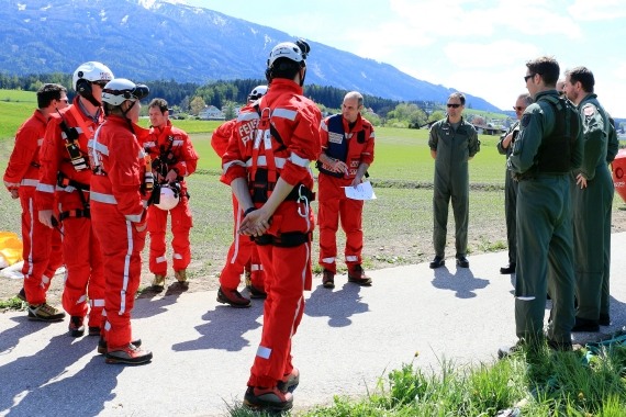Unterweisung der Feuerwehr Flughelfer  Foto Christian Schöpf