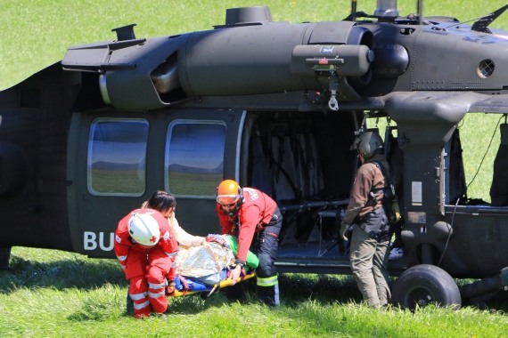Verletzte Person wird aus Black Hawk ausgelagert  Foto Christian Schöpf