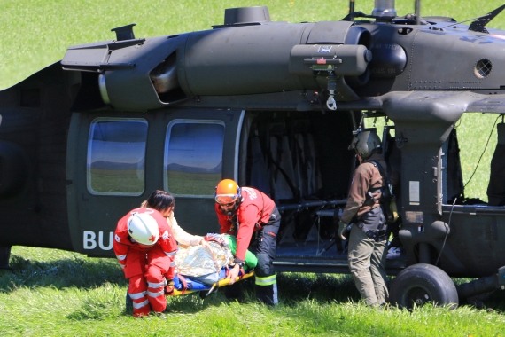Verletzte Person wird aus Black Hawk ausgelagert Foto Christian Schöpf Verletzte Person wird aus Black Hawk ausgelagert Foto Christian Schöpf