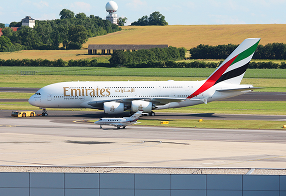 Neben dem A380 wirkt der Business Jet beinahe wie ein Spielzeugflugzeug - Foto: Kathi Schlapsi