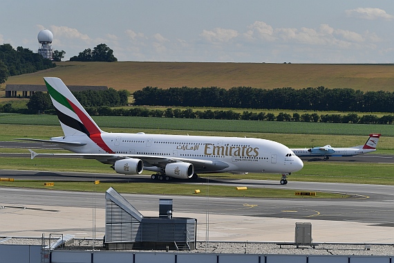 DSC_0069 Emirates Airbus A380 trifft Q400 der AUA am Flughafen Wien 21062016 Foto Huber Austrian Wings Media Crew