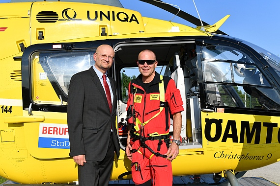 Peter Schöber mit Markus Voglauer vor einem Christophorus-Helikopter. Peter Schöber mit Markus Voglauer vor einem Christophorus-Helikopter.