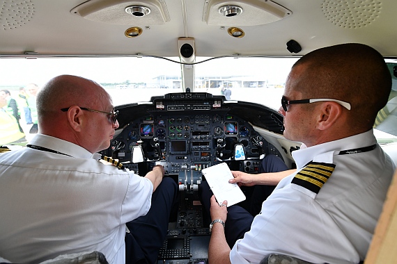 Arbeitsplatz Fligh Deck: Cpt. Schida und Cpt. Krenn sind erfahrene Rettungspiloten - Foto: P. Huber / Austrian Wings Media Crew Arbeitsplatz Fligh Deck: Cpt. Schida und Cpt. Krenn sind erfahrene Rettungspiloten - Foto: P. Huber / Austrian Wings Media Crew