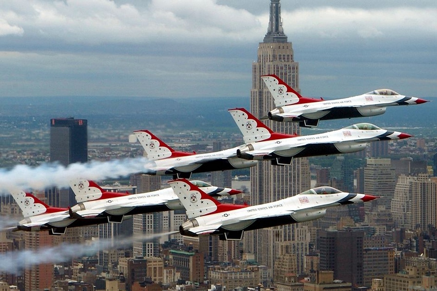 F-16 der Thunderbirds im Flug, Symbolbild - Foto: Tech. Sgt. Sean Mateo White via Wikipedia F-16 der Thunderbirds im Flug, Symbolbild - Foto: Tech. Sgt. Sean Mateo White via Wikipedia