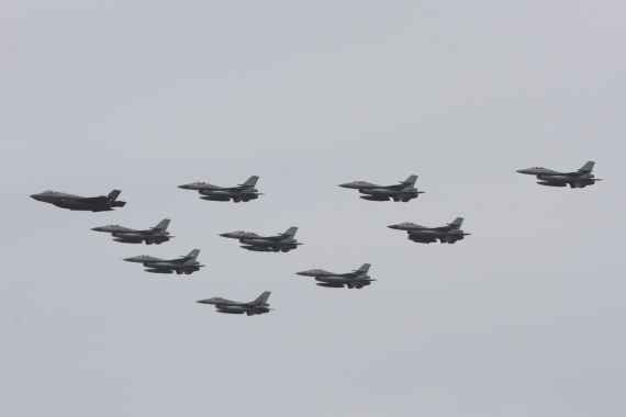Formation F-35 und F-16 Foto Robert Erenstein Formation F-35 und F-16 Foto Robert Erenstein