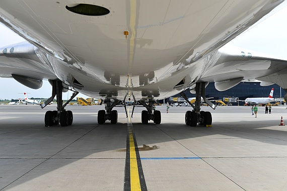 Iron Maiden Ed Force One Boeing 747-400F Wien 04062016 Foto Huber Austrian Wings Media Crew Fahrwerk DSC_0066