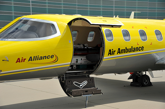 Zum raschen Be- und Entladen verfügt der Ambulanzjet über eine extra breite Türe - Foto: A. May / Austrian Wings Media Crew Zum raschen Be- und Entladen verfügt der Ambulanzjet über eine extra breite Türe - Foto: A. May / Austrian Wings Media Crew
