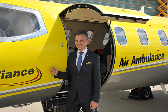 Verbandsdirektor Oliver Schmerold vor dem im ÖAMTC-Design gebrandeten Learjet 35 von Vertragspartner Air Alliance - Foto: A. May / Austrian Wings Media Crew