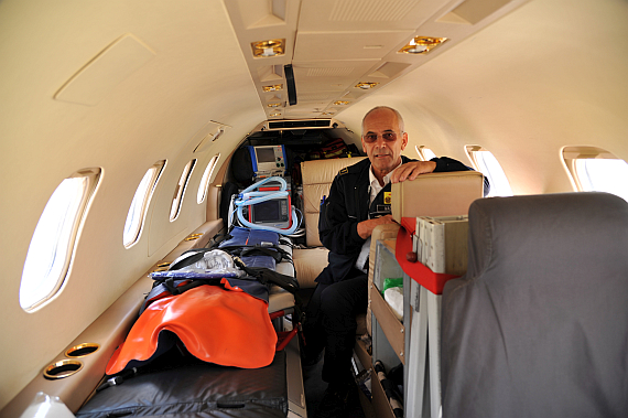 Crewmitglied an Bord des Learjet 35