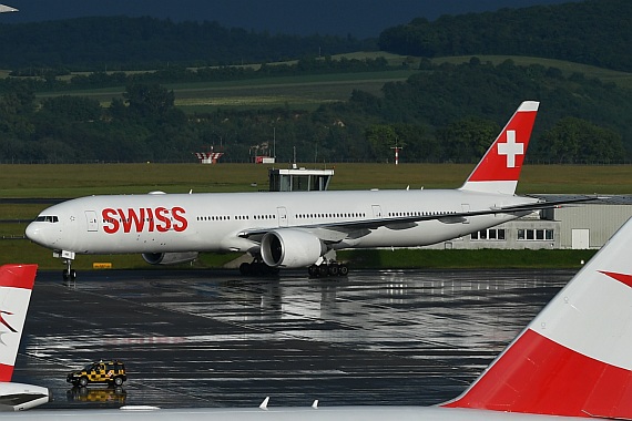 SWISS Boeing 777-300ER ERstlandung Flughafen Wien HB-JNB Foto Huber Austrian Wings Media Crew DSC_0291