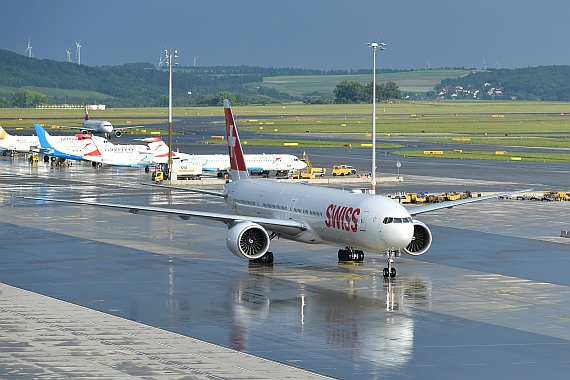 SWISS Boeing 777-300ER ERstlandung Flughafen Wien HB-JNB Foto Huber Austrian Wings Media Crew DSC_0306