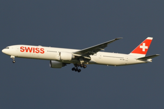 SWISS Boeing 777-300ER HB-JNB Erstlandung Wien 04062016 Foto Kevin Schrenk_001