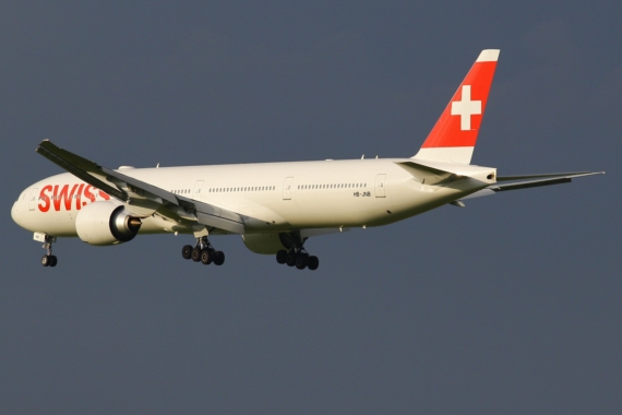 SWISS Boeing 777-300ER HB-JNB Erstlandung Wien 04062016 Foto Kevin Schrenk_002