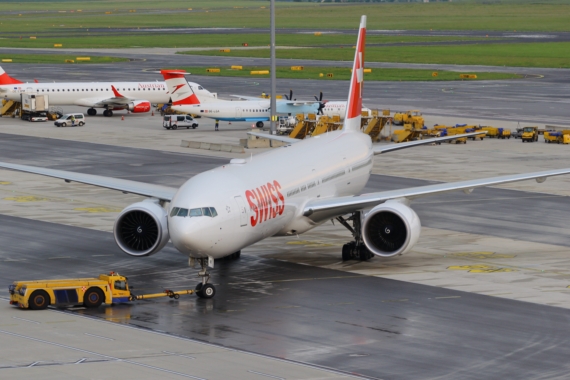 SWISS Boeing 777-300ER HB-JNB Erstlandung Wien 04062016 Foto Kevin Schrenk_003