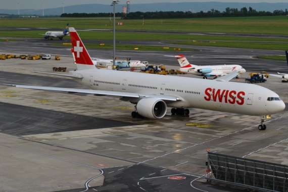 SWISS Boeing 777-300ER HB-JNB Erstlandung Wien 04062016 Foto Kevin Schrenk_004