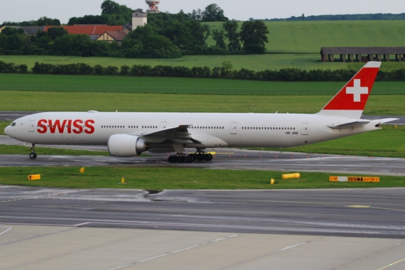 SWISS Boeing 777-300ER HB-JNB Erstlandung Wien 04062016 Foto Kevin Schrenk_006
