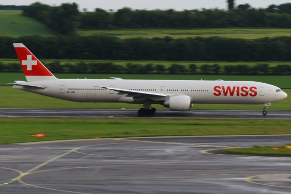 SWISS Boeing 777-300ER HB-JNB Erstlandung Wien 04062016 Foto Kevin Schrenk_007