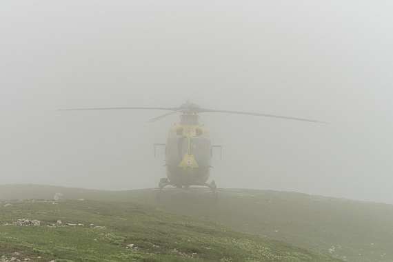 Binnen Minuten verschlechterte sich das Wetter und der Hubschrauber war vom Nebel eingeschlossen - Foto: Robert Schornsteiner