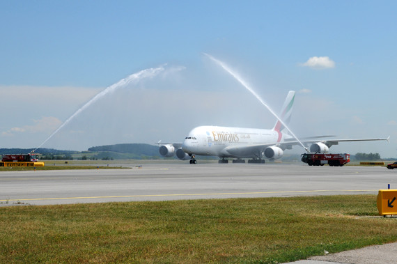Emirates Airbus A380 water salute - Erster Linienflug - Foto Austrian Wings Media Crew Emirates Airbus A380 water salute - Erster Linienflug - Foto Austrian Wings Media Crew