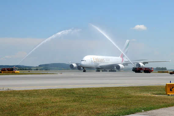 Emirates Airbus A380 water salute - Erster Linienflug - Foto Austrian Wings Media Crew