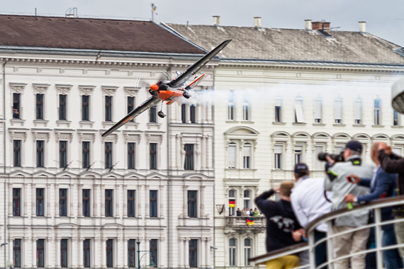 1_2KD78815_Nicolas Ivanoff Red Bull Air Race Budapest 2016 Foto Thomas RAnner